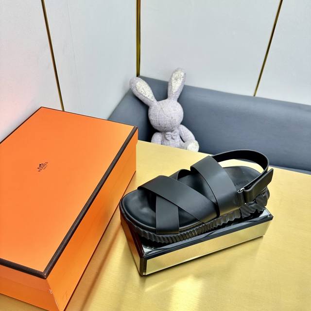 Hermes 顶级版本# 爱马仕二舅拖 交叉拖 凉鞋 原版购入开发做货 镂孔柔软小牛皮运动鞋，配有鞋底，饰有经典Medor铆钉，打造舒适休闲风格 配送专柜精美包