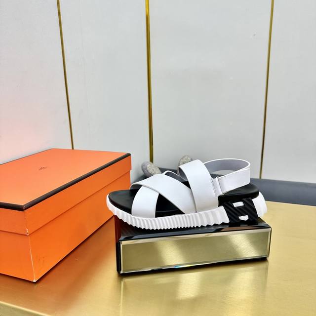 Hermes 顶级版本# 爱马仕二舅拖 交叉拖 凉鞋 原版购入开发做货 镂孔柔软小牛皮运动鞋，配有鞋底，饰有经典Medor铆钉，打造舒适休闲风格 配送专柜精美包
