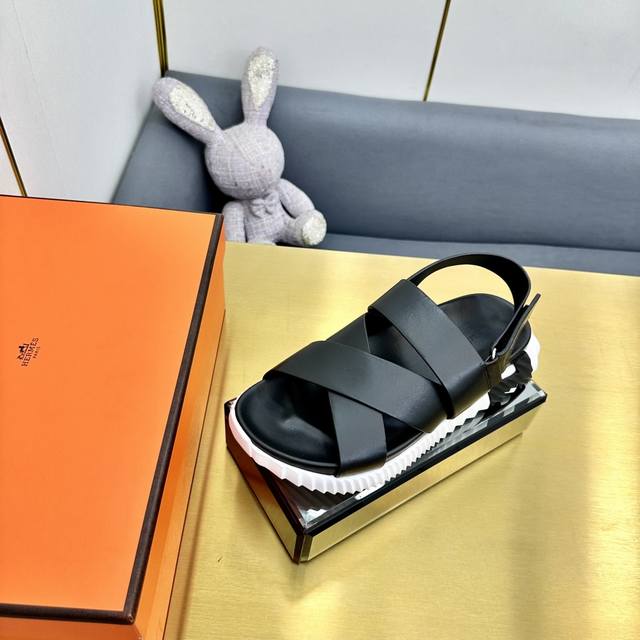 Hermes 顶级版本# 爱马仕二舅拖 交叉拖 凉鞋 原版购入开发做货 镂孔柔软小牛皮运动鞋，配有鞋底，饰有经典Medor铆钉，打造舒适休闲风格 配送专柜精美包