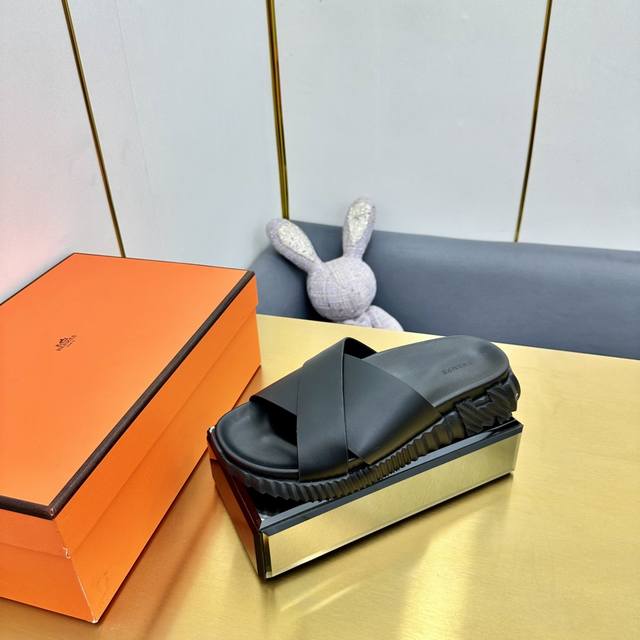 Hermes 顶级版本# 爱马仕二舅拖 交叉拖 凉鞋 原版购入开发做货 镂孔柔软小牛皮运动鞋，配有鞋底，饰有经典Medor铆钉，打造舒适休闲风格 配送专柜精美包