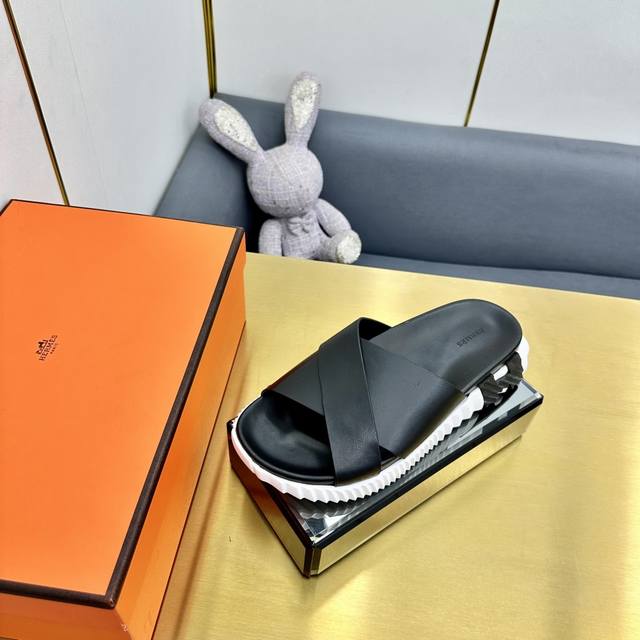Hermes 顶级版本# 爱马仕二舅拖 交叉拖 凉鞋 原版购入开发做货 镂孔柔软小牛皮运动鞋，配有鞋底，饰有经典Medor铆钉，打造舒适休闲风格 配送专柜精美包