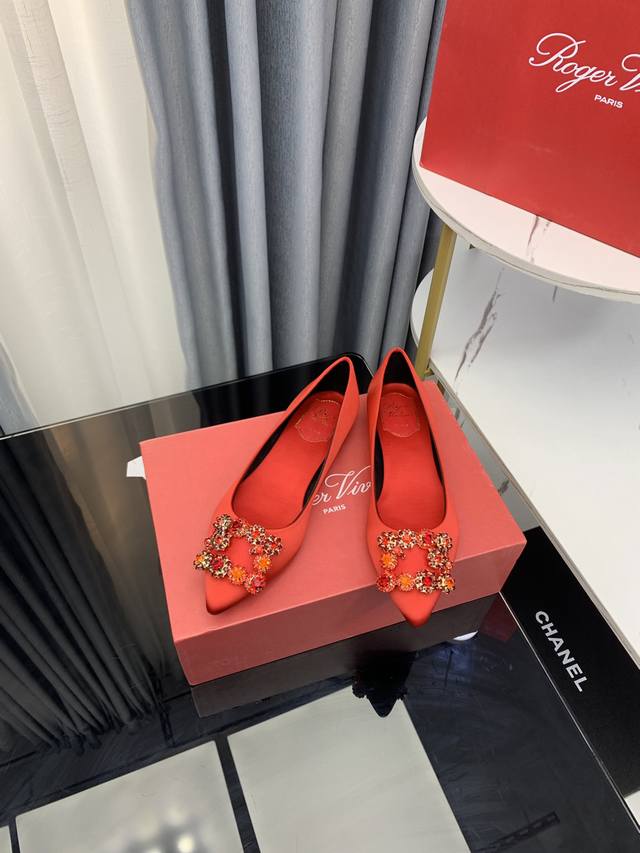 Rv Virgule钻扣缎布露跟鞋 新款水晶扣太绝了 搭扣露跟袢带配上俏皮可爱的小猫跟 稳当好走，无论日常穿着还是参加派对都能给你带来舒适体验仙女们都给我去试试