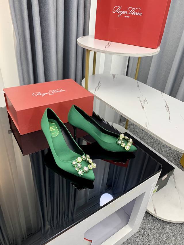 Rv Virgule钻扣缎布露跟鞋 新款水晶扣太绝了 搭扣露跟袢带配上俏皮可爱的小猫跟 稳当好走，无论日常穿着还是参加派对都能给你带来舒适体验仙女们都给我去试试