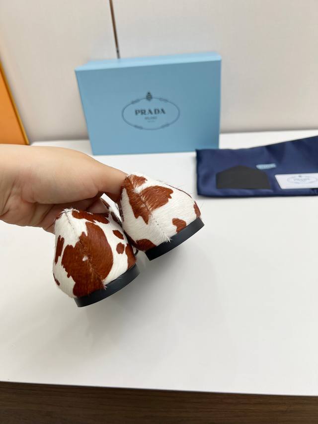 Prada25年新款奶牛配色牛皮跳舞鞋 小皮鞋乐福鞋 复古时尚经典单品 巴黎时装周第一场分量十足的大秀场打造的新品 灵感由D主设计师巧妙结合在完美鞋型上.搭配品