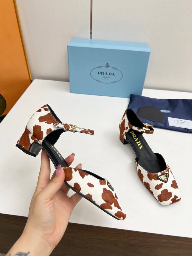 Prada 普拉达2025Ss春夏新品 Saffiano奶牛配色牛皮高跟凉鞋 闪亮登场 小红书各大博主推荐，彰显经典魅力。 跟高4Cm 羊皮内里 意大利真皮底