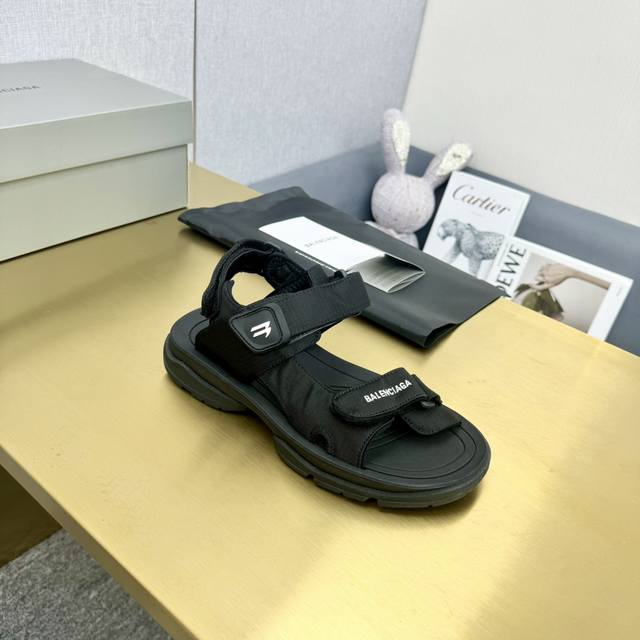 布面 Balenciaga新款Tourist系列 巴黎世家魔术贴凉鞋走秀款 原版购入开模量产 上脚超级舒适 搭配袜子更好看 鞋面由尼龙网格面料搭配莱卡面料制作