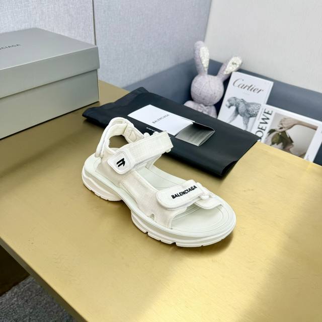 布面 Balenciaga新款Tourist系列 巴黎世家魔术贴凉鞋走秀款 原版购入开模量产 上脚超级舒适 搭配袜子更好看 鞋面由尼龙网格面料搭配莱卡面料制作