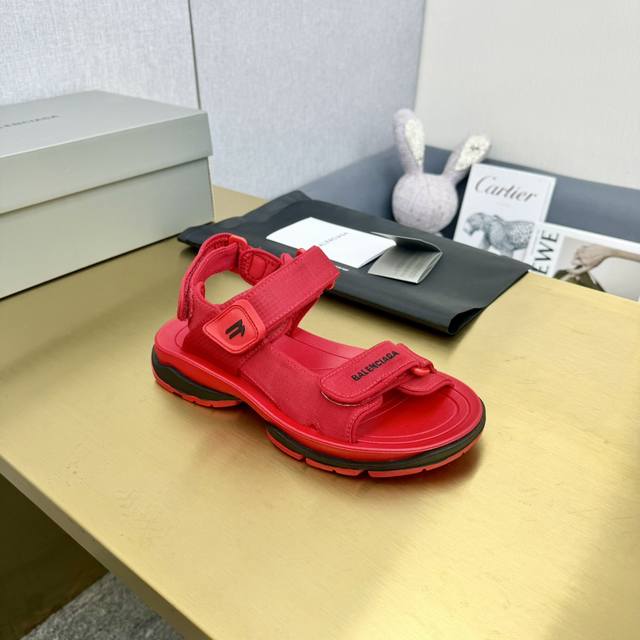 布面 Balenciaga新款Tourist系列 巴黎世家魔术贴凉鞋走秀款 原版购入开模量产 上脚超级舒适 搭配袜子更好看 鞋面由尼龙网格面料搭配莱卡面料制作