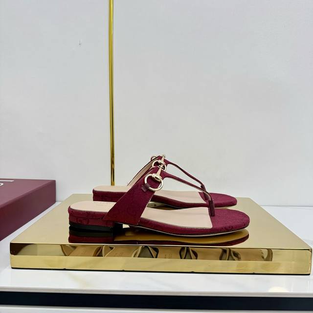 出厂价Pp Gucci 古驰 25Ss经典马衔扣人字夹趾拖鞋 顶级版本！原版1:1复刻，欢迎对比！标志浅金马衔扣焕新再现品牌发源地的经典优雅格调，这款拖鞋匠心融