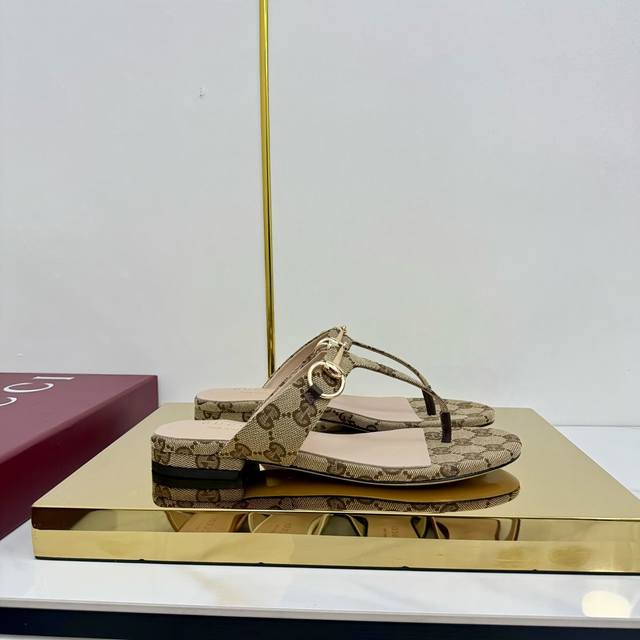 出厂价Pp Gucci 古驰 25Ss经典马衔扣人字夹趾拖鞋 顶级版本！原版1:1复刻，欢迎对比！标志浅金马衔扣焕新再现品牌发源地的经典优雅格调，这款拖鞋匠心融