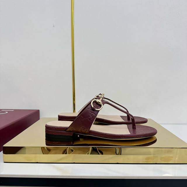 出厂价Pp Gucci 古驰 25Ss经典马衔扣人字夹趾拖鞋 顶级版本！原版1:1复刻，欢迎对比！标志浅金马衔扣焕新再现品牌发源地的经典优雅格调，这款拖鞋匠心融