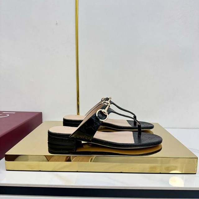 出厂价Pp Gucci 古驰 25Ss经典马衔扣人字夹趾拖鞋 顶级版本！原版1:1复刻，欢迎对比！标志浅金马衔扣焕新再现品牌发源地的经典优雅格调，这款拖鞋匠心融