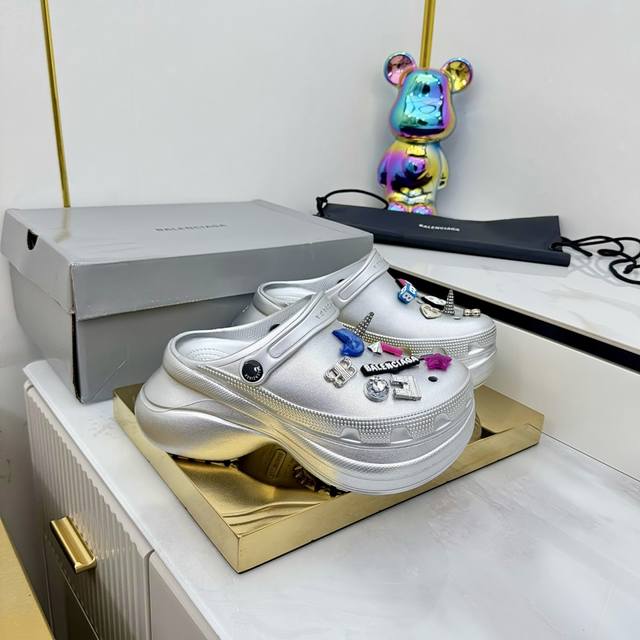 出厂价Pp Balenciaga×Crocs 呆萌可爱款，巴黎世家夏季洞洞鞋， 原鞋购入开发，11厘米厚底，鞋底银色金属装饰并凹印Bbbalenciaga品牌标