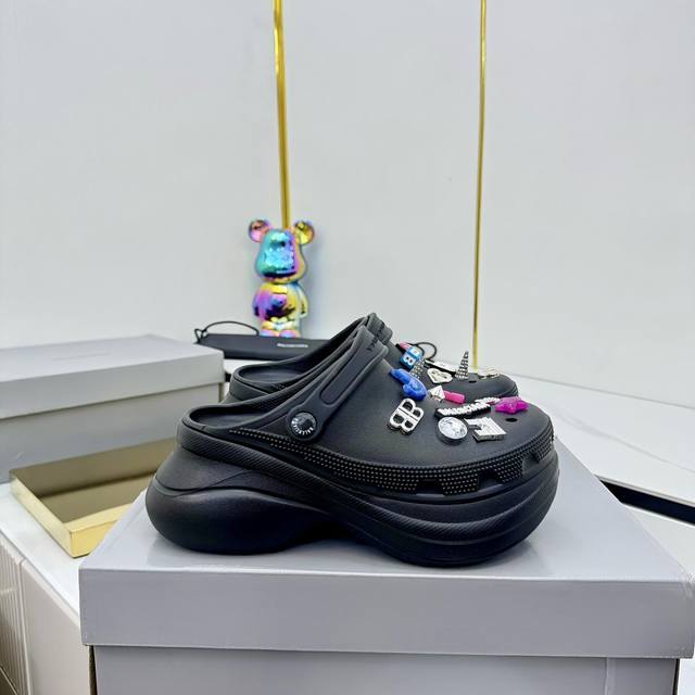 出厂价Pp Balenciaga×Crocs 呆萌可爱款，巴黎世家夏季洞洞鞋， 原鞋购入开发，11厘米厚底，鞋底银色金属装饰并凹印Bbbalenciaga品牌标