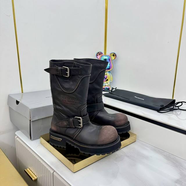 出厂价Pp 男款+80 巴黎世家Balenciaga毒液靴终于出了 宝子们，时尚界永远不缺惊艳之作，而Balenciaga毒液靴绝对是其中的佼佼者。 上衣选短款