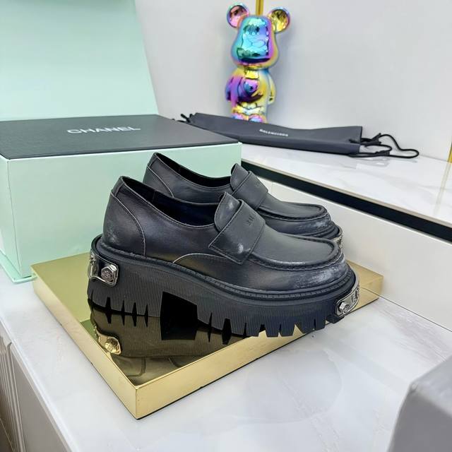 出厂价Pp Balenciaga 巴黎世家 25 最新 乐福鞋 不愧是巴黎世家这一季的鞋子简直太帅了 简直A到爆！！酷酷的大头皮鞋让我想起90年代的复古感觉 鞋