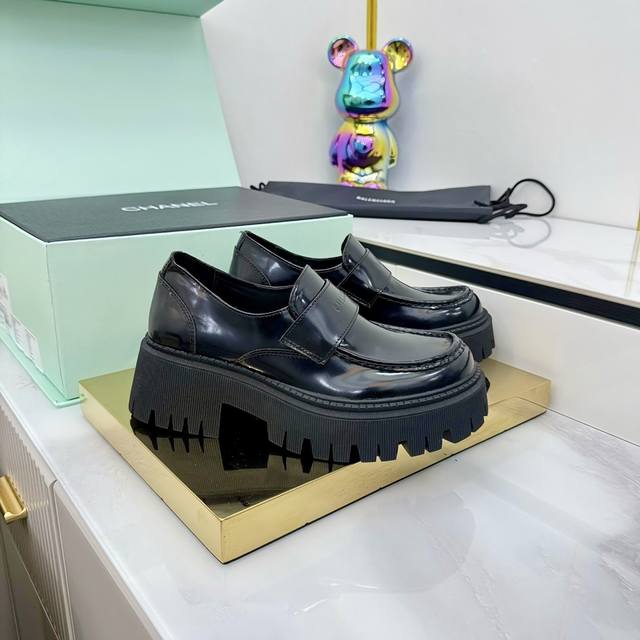 出厂价Pp Balenciaga 巴黎世家 25 最新 乐福鞋 不愧是巴黎世家这一季的鞋子简直太帅了 简直A到爆！！酷酷的大头皮鞋让我想起90年代的复古感觉 鞋