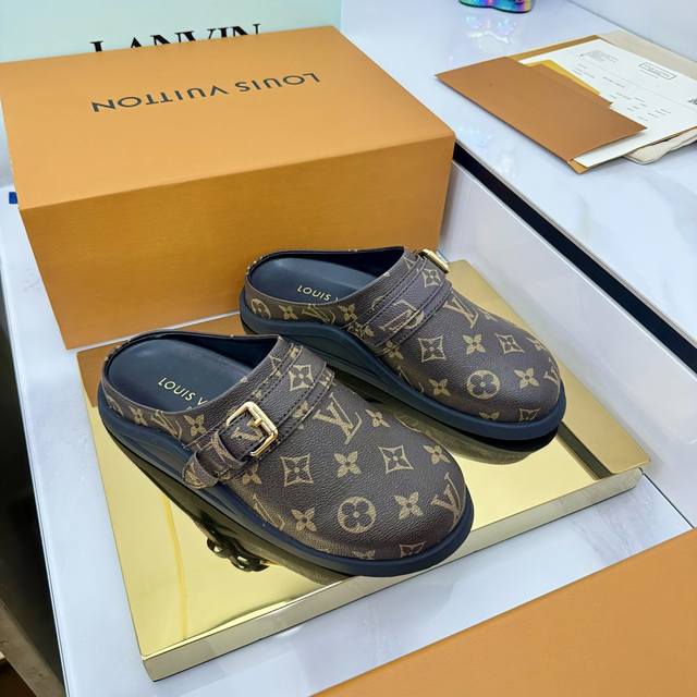 出厂价Pp Louis Vuitton Lv 25Ss新款勃肯拖鞋 可可爱爱、脚感简直不要太好 侧面Logo扣点睛之笔 简约又高级 露跟设计 即穿即走 懒人福音