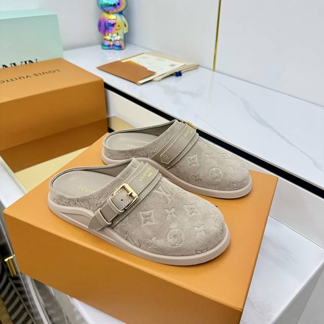 出厂价Pp Louis Vuitton Lv 25Ss新款勃肯拖鞋 可可爱爱、脚感简直不要太好 侧面Logo扣点睛之笔 简约又高级 露跟设计 即穿即走 懒人福音