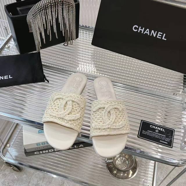 Chanel 时尚凉拖来袭 香奈儿 24S 魅力凉拖惊艳登场啦！ 这可是专柜爆款中的爆款，社交平台上的人气王，简直就是夏季的时尚密码，每次上脚都能让你成为潮流焦