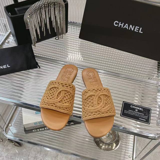 Chanel 时尚凉拖来袭 香奈儿 24S 魅力凉拖惊艳登场啦！ 这可是专柜爆款中的爆款，社交平台上的人气王，简直就是夏季的时尚密码，每次上脚都能让你成为潮流焦