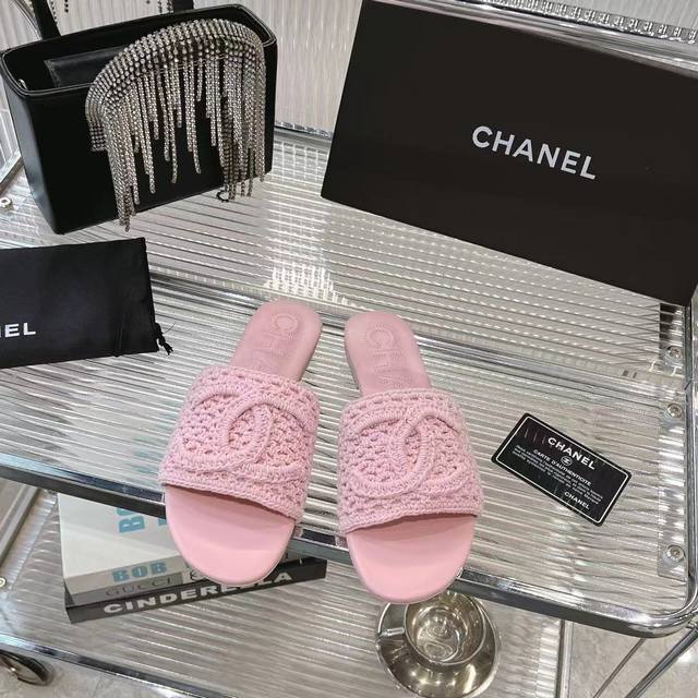 Chanel 时尚凉拖来袭 香奈儿 24S 魅力凉拖惊艳登场啦！ 这可是专柜爆款中的爆款，社交平台上的人气王，简直就是夏季的时尚密码，每次上脚都能让你成为潮流焦