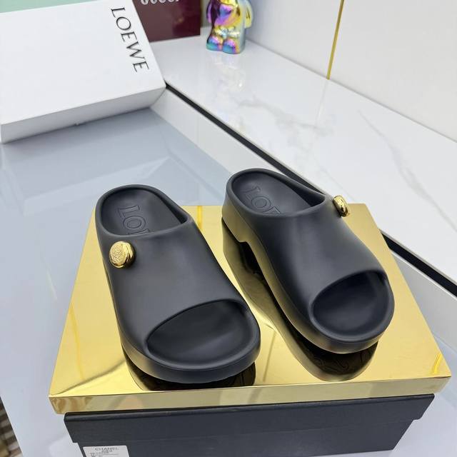 2025 最新罗意威Loewe Ss夏季限量版的拖鞋，搭配春夏最火的色调，真正的休闲时尚拖，加若隐若现的美感，采用胎小羊皮，触碰皮面就像婴儿的皮肤一样的感觉，超