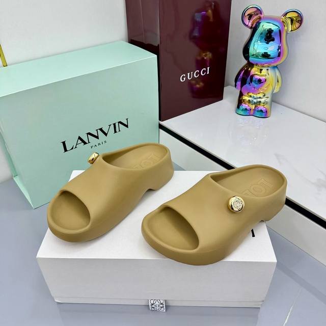 2025 最新罗意威Loewe Ss夏季限量版的拖鞋，搭配春夏最火的色调，真正的休闲时尚拖，加若隐若现的美感，采用胎小羊皮，触碰皮面就像婴儿的皮肤一样的感觉，超