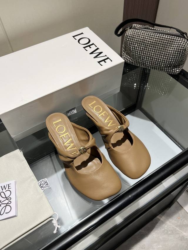 2025 最新罗意威Loewe Ss夏季限量版的拖鞋，搭配春夏最火的色调，真正的休闲时尚拖，加若隐若现的美感，采用胎小羊皮，触碰皮面就像婴儿的皮肤一样的感觉，超