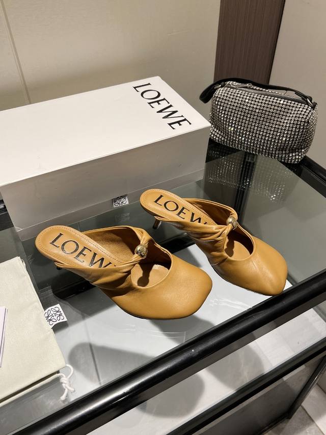 2025 最新罗意威Loewe Ss夏季限量版的拖鞋，搭配春夏最火的色调，真正的休闲时尚拖，加若隐若现的美感，采用胎小羊皮，触碰皮面就像婴儿的皮肤一样的感觉，超