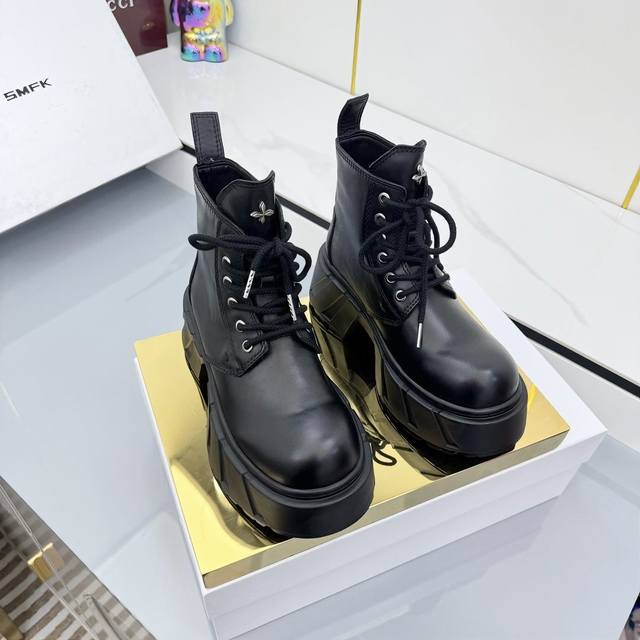 Smfk 小众潮牌 25Ss爆款新品 厚底 休闲鞋 马丁靴 矮个子宝宝的福音直接拉长身材比例！！ 鞋身柔软舒适，鞋底耐磨防滑- 而且每个颜色都非常百搭。真的太适