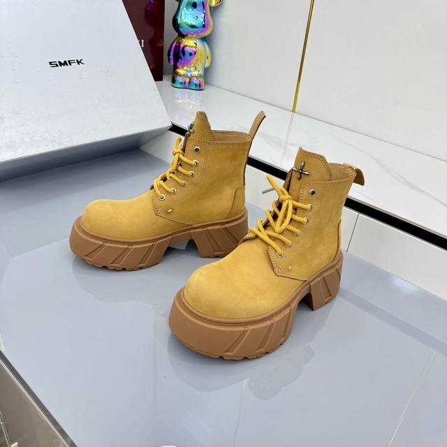 Smfk 小众潮牌 25Ss爆款新品 厚底 休闲鞋 马丁靴 矮个子宝宝的福音直接拉长身材比例！！ 鞋身柔软舒适，鞋底耐磨防滑- 而且每个颜色都非常百搭。真的太适