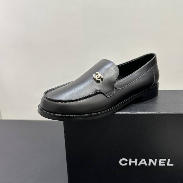 高版本乐福鞋Chanel｜香奈儿小香2025官网香奈儿早春四季，系列新品穿马克线乐福鞋满满的复古风 秀气的鞋型 看着就很讨喜，小方的鞋头 衬托脚也变得瘦瘦的，上