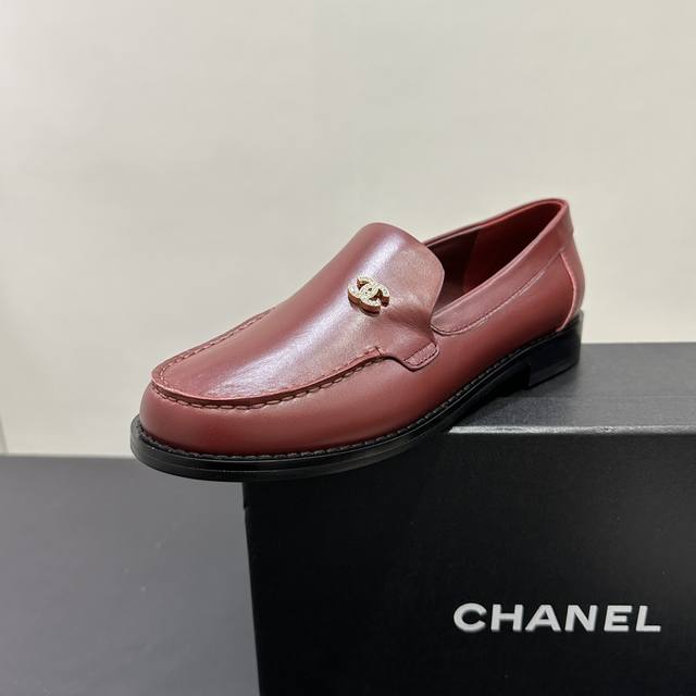 高版本乐福鞋Chanel｜香奈儿小香2025官网香奈儿早春四季，系列新品穿马克线乐福鞋满满的复古风 秀气的鞋型 看着就很讨喜，小方的鞋头 衬托脚也变得瘦瘦的，上
