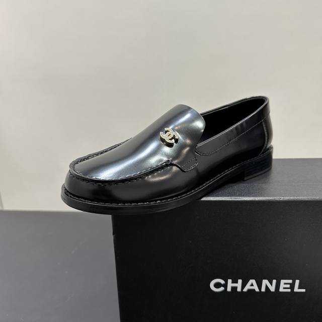 高版本乐福鞋Chanel｜香奈儿小香2025官网香奈儿早春四季，系列新品穿马克线乐福鞋满满的复古风 秀气的鞋型 看着就很讨喜，小方的鞋头 衬托脚也变得瘦瘦的，上