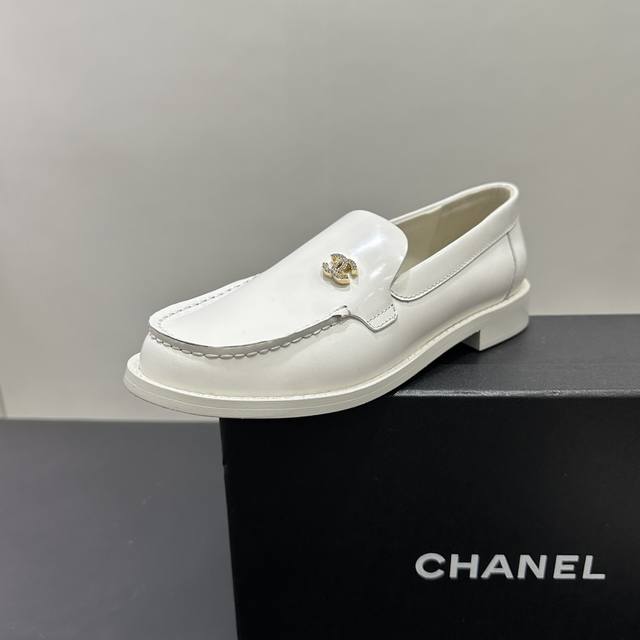 高版本乐福鞋Chanel｜香奈儿小香2025官网香奈儿早春四季，系列新品穿马克线乐福鞋满满的复古风 秀气的鞋型 看着就很讨喜，小方的鞋头 衬托脚也变得瘦瘦的，上