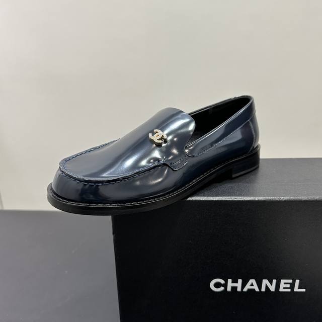高版本乐福鞋Chanel｜香奈儿小香2025官网香奈儿早春四季，系列新品穿马克线乐福鞋满满的复古风 秀气的鞋型 看着就很讨喜，小方的鞋头 衬托脚也变得瘦瘦的，上