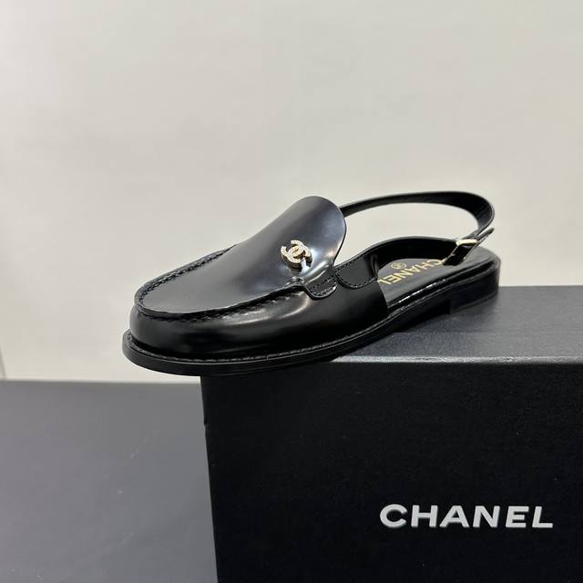 Chanel小香风香奈儿后空包头凉鞋，乐福鞋改版经典双C标志闪耀夺目。简约鞋面搭配精致线条，尽显优雅格调。多种配色适配不同穿搭风格，无论是休闲出街还是正式场合都
