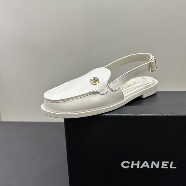 Chanel小香风香奈儿后空包头凉鞋，乐福鞋改版经典双C标志闪耀夺目。简约鞋面搭配精致线条，尽显优雅格调。多种配色适配不同穿搭风格，无论是休闲出街还是正式场合都