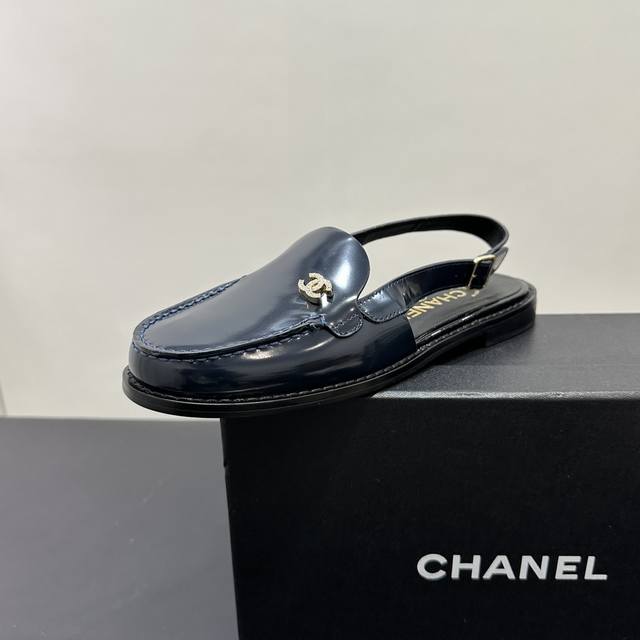 Chanel小香风香奈儿后空包头凉鞋，乐福鞋改版经典双C标志闪耀夺目。简约鞋面搭配精致线条，尽显优雅格调。多种配色适配不同穿搭风格，无论是休闲出街还是正式场合都