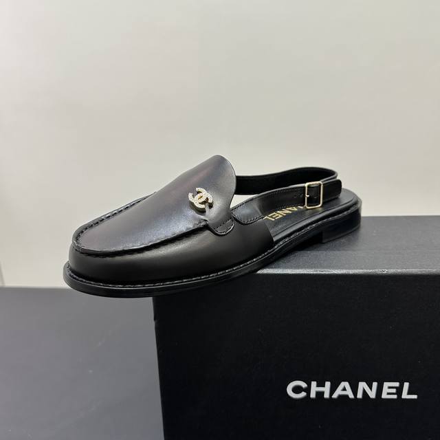 Chanel小香风香奈儿后空包头凉鞋，乐福鞋改版经典双C标志闪耀夺目。简约鞋面搭配精致线条，尽显优雅格调。多种配色适配不同穿搭风格，无论是休闲出街还是正式场合都