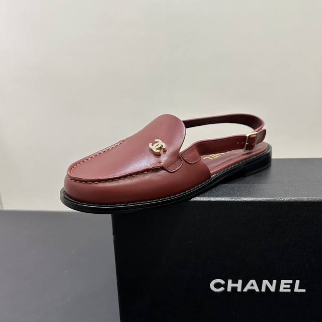 Chanel小香风香奈儿后空包头凉鞋，乐福鞋改版经典双C标志闪耀夺目。简约鞋面搭配精致线条，尽显优雅格调。多种配色适配不同穿搭风格，无论是休闲出街还是正式场合都