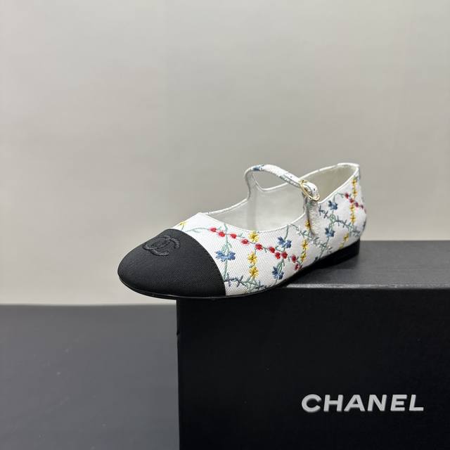 Chanel小香风香奈儿玛丽珍鞋平底鞋魅力尽显。经典黑白配色，简约又不失格调，搭配标志性双C元素，彰显品牌底蕴。鞋面别致花纹，增添浪漫风情。无论是漫步街头还是出