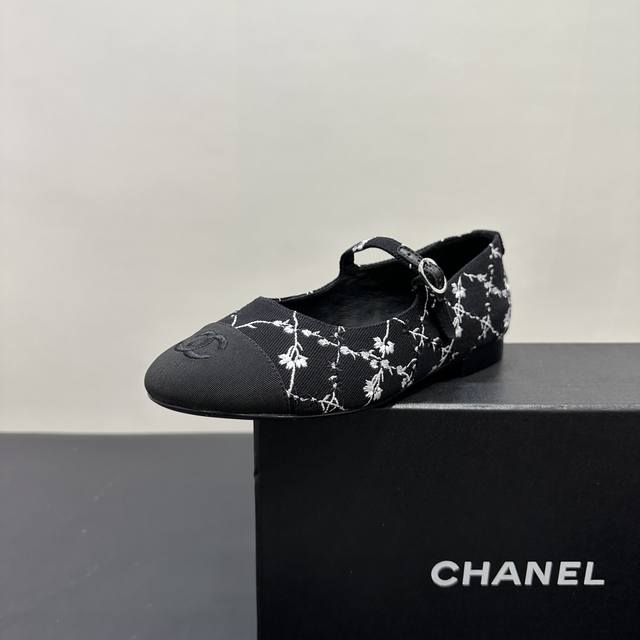 Chanel小香风香奈儿玛丽珍鞋平底鞋魅力尽显。经典黑白配色，简约又不失格调，搭配标志性双C元素，彰显品牌底蕴。鞋面别致花纹，增添浪漫风情。无论是漫步街头还是出