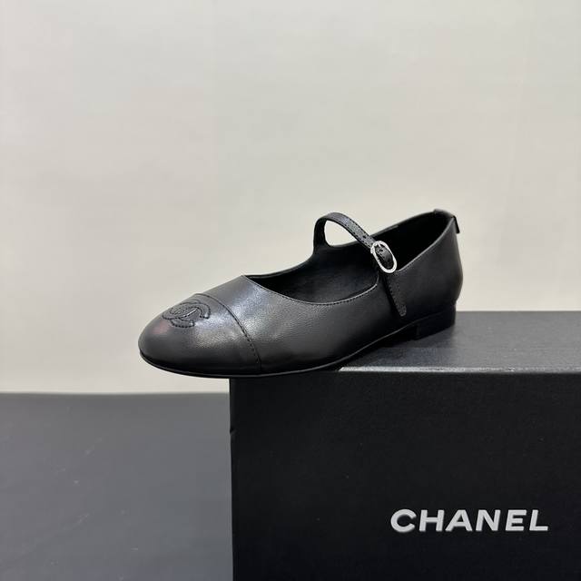 Chanel小香风香奈儿玛丽珍鞋平底鞋魅力尽显。经典黑白配色，简约又不失格调，搭配标志性双C元素，彰显品牌底蕴。鞋面别致花纹，增添浪漫风情。无论是漫步街头还是出