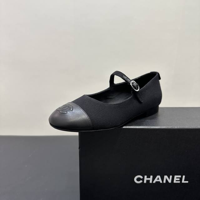 Chanel小香风香奈儿玛丽珍鞋平底鞋魅力尽显。经典黑白配色，简约又不失格调，搭配标志性双C元素，彰显品牌底蕴。鞋面别致花纹，增添浪漫风情。无论是漫步街头还是出