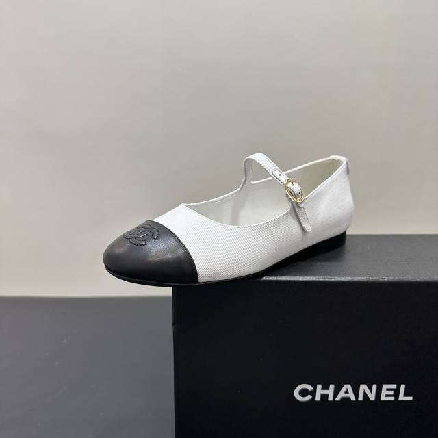 Chanel小香风香奈儿玛丽珍鞋平底鞋魅力尽显。经典黑白配色，简约又不失格调，搭配标志性双C元素，彰显品牌底蕴。鞋面别致花纹，增添浪漫风情。无论是漫步街头还是出