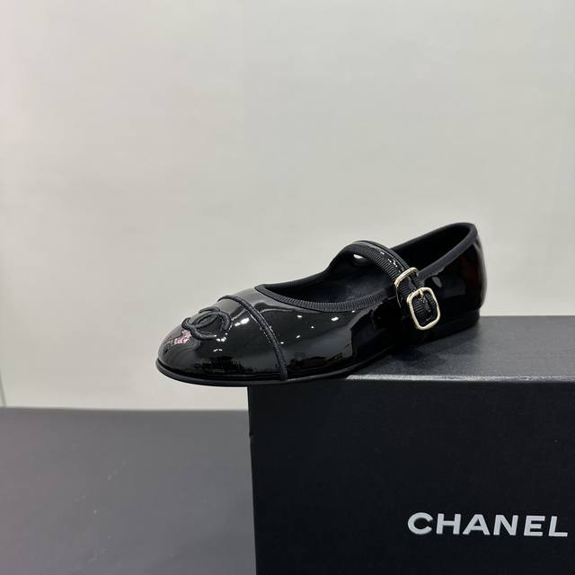 套楦升级版 Chanel香奈儿小香C家 2025Ss 早春走秀款平底单鞋 舒适玛丽珍鞋 超级公主的一双小鞋子 搭配袜子更加出彩 专柜真心一鞋难求 小红书网红秀图