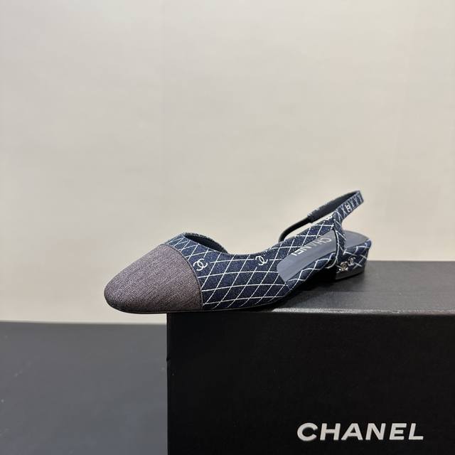 Chanel 香奈儿小香风经典拼色凉鞋，夏季专柜新色，这款单品延续经典小香特色...百搭时尚单鞋走秀款，全新升级楦头 ，独家订制五金扣 、原版开模 小香全系列