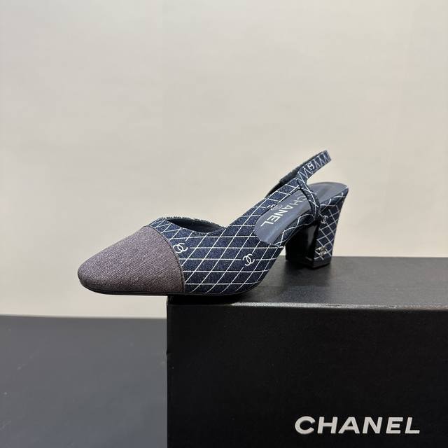 Chanel 香奈儿小香风经典拼色凉鞋，夏季专柜新色，这款单品延续经典小香特色...百搭时尚单鞋走秀款，全新升级楦头 ，独家订制五金扣 、原版开模 小香全系列